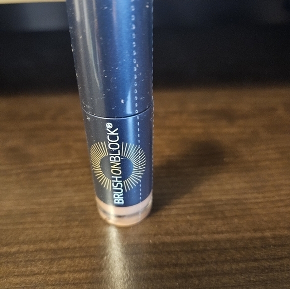 BRUSH on Block NUDE TINT PROTECTIVE LIP OIL SPF 32 (NIB) - Picture 3 of 4